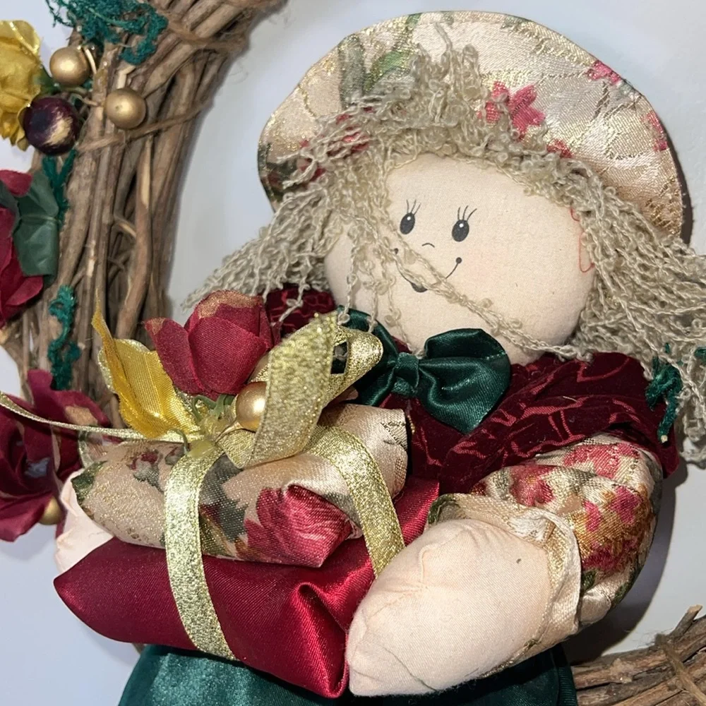 🎄Holiday Vine Ring Wreath With Doll Bearing Gifts 🎄